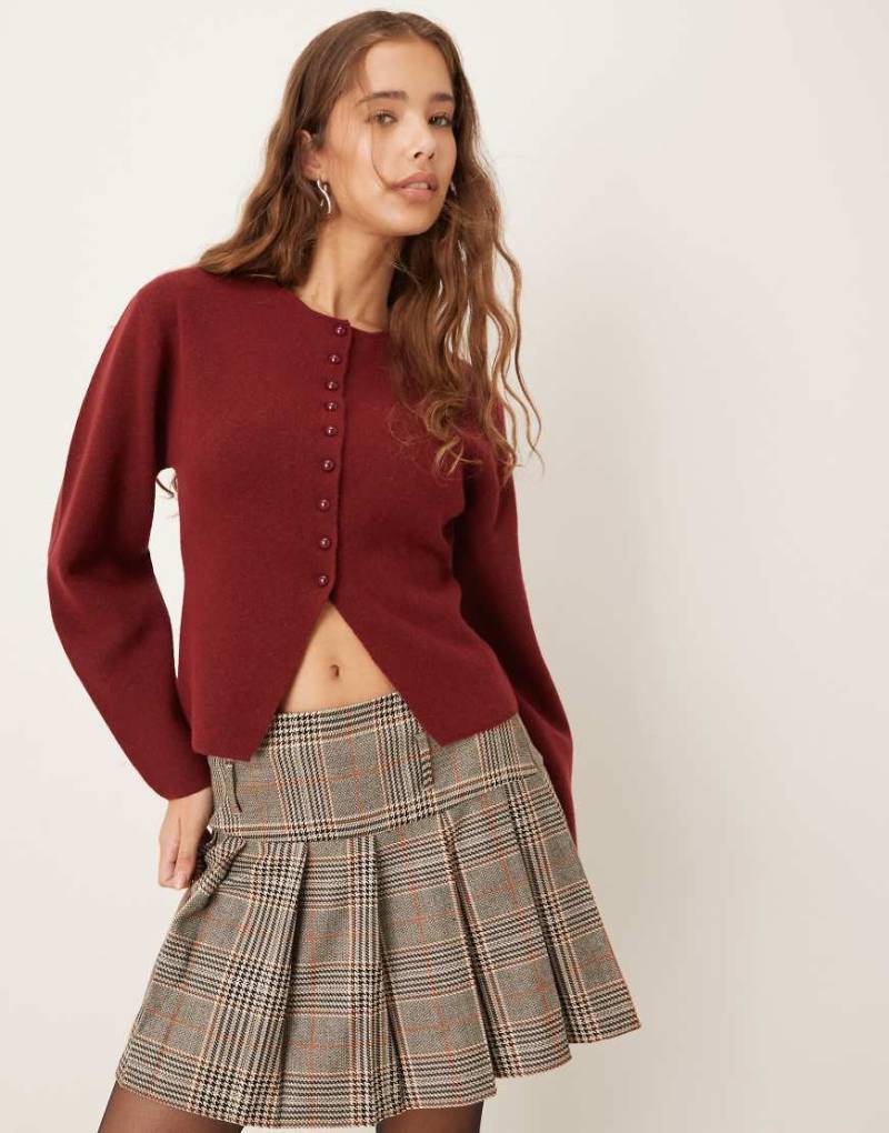 Gina Tricot - Figurformende Strickjacke aus Kompaktstrick in dunklem Burgunderrot von GINA TRICOT