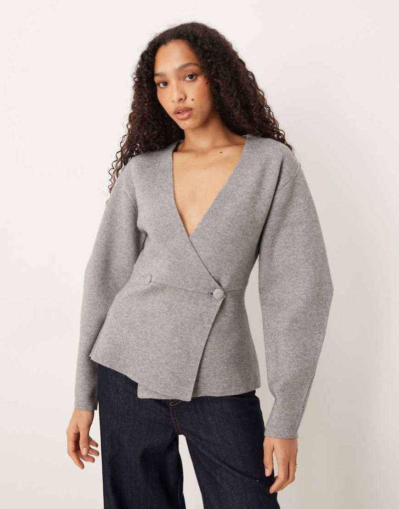 Gina Tricot - Geformte Strickjacke in Grau mit V-Ausschnitt von GINA TRICOT