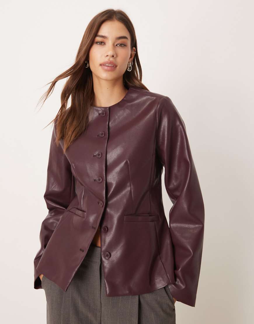 Gina Tricot - Geformter Blazer aus Kunstleder in Burgunderrot von GINA TRICOT