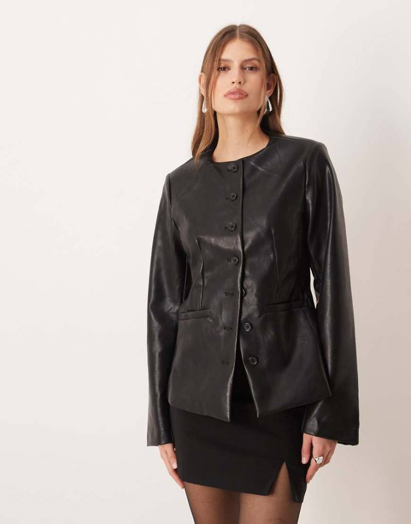 Gina Tricot - Geformter Blazer aus Kunstleder in Schwarz von GINA TRICOT