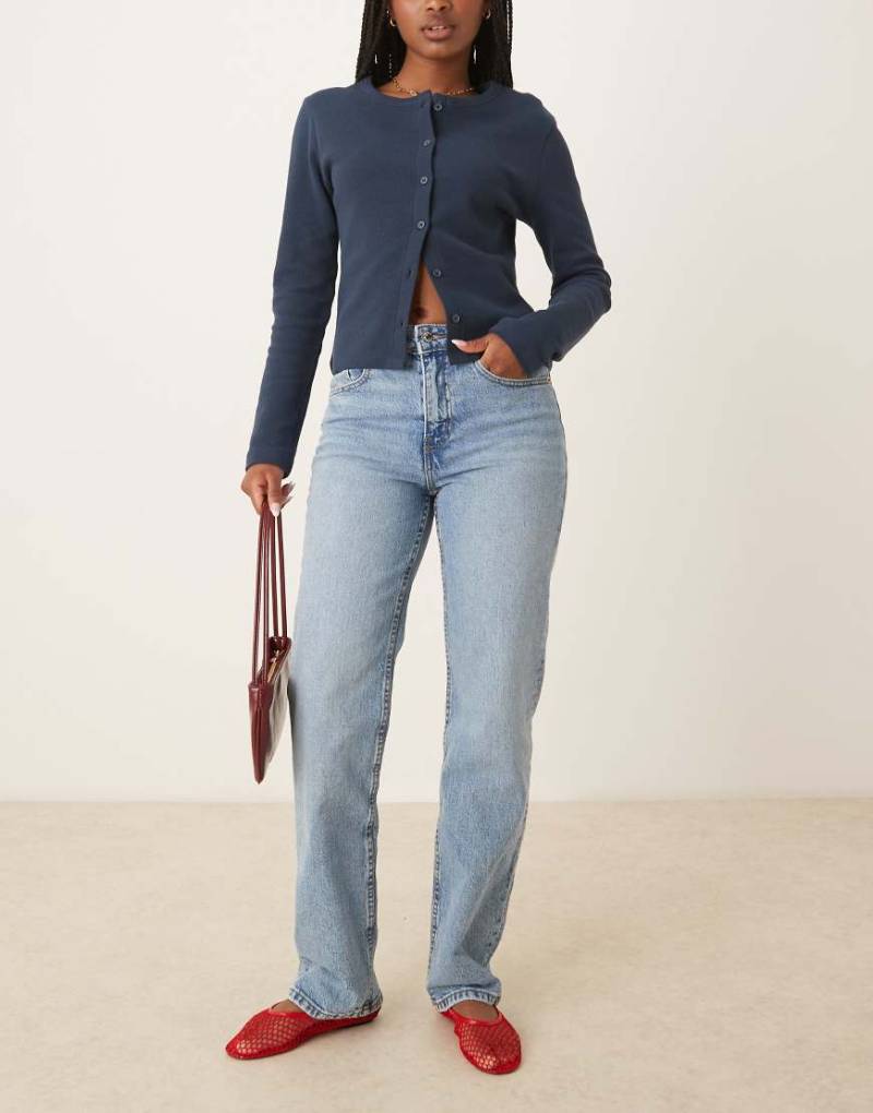 Gina Tricot - Gerade Jeans in hellblauer Waschung mit mittelhohem Bund von GINA TRICOT