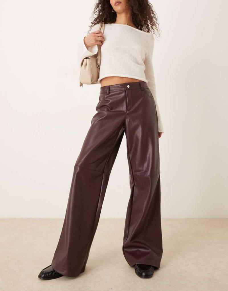 Gina Tricot - Gerade geschnittene Hose aus Kunstleder in Burgunderrot von GINA TRICOT