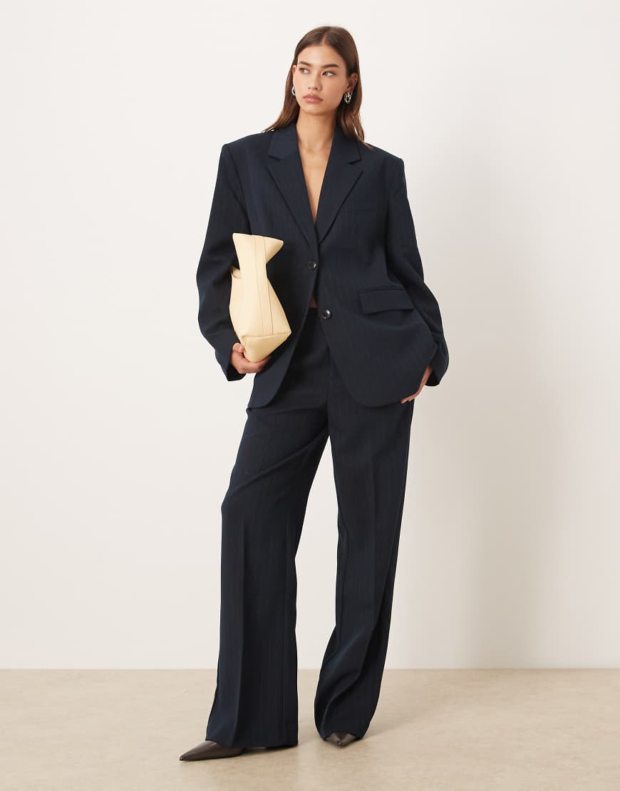 Gina Tricot - Gerade geschnittene Hose in Marineblau mit Nadelstreifen und mittelhohem Bund, Kombiteil von GINA TRICOT