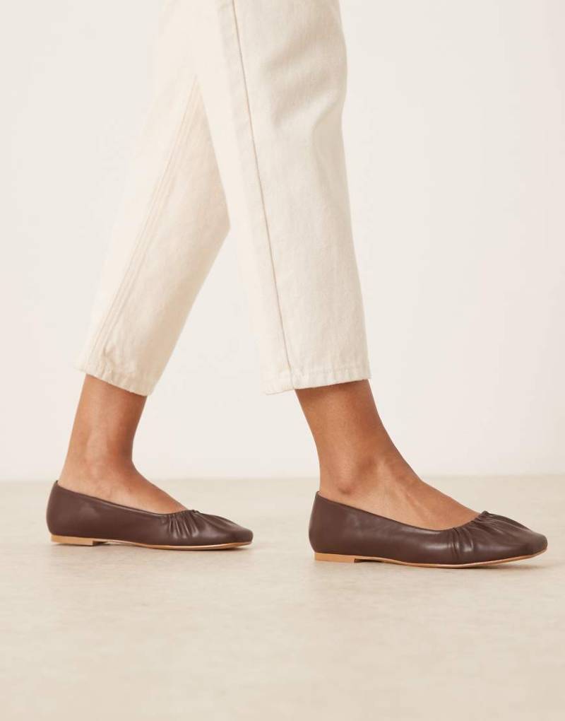 Gina Tricot - Geraffte Ballerinas in Dunkelbraun mit eckiger Zehenpartie von GINA TRICOT