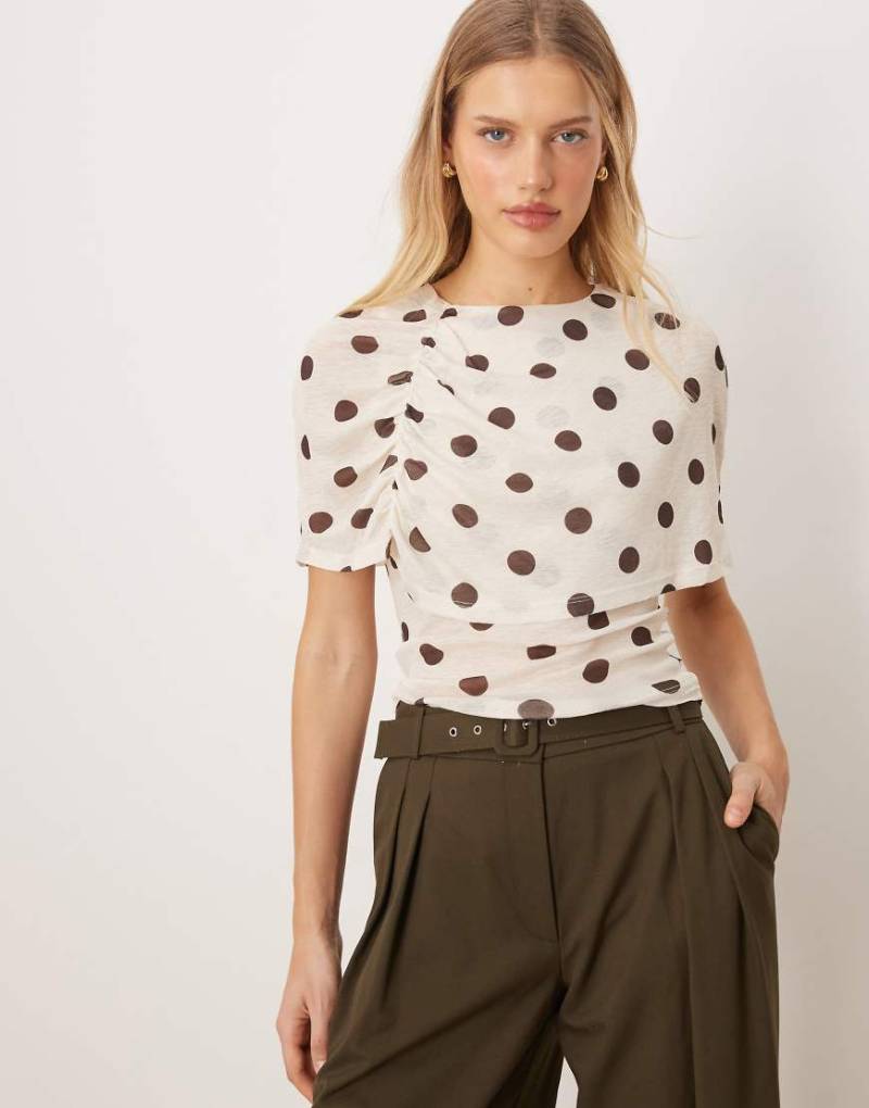 Gina Tricot - Geraffte Bluse in Cremeweiß mit Polka-Dot-Muster und Cape-Schwarz von GINA TRICOT