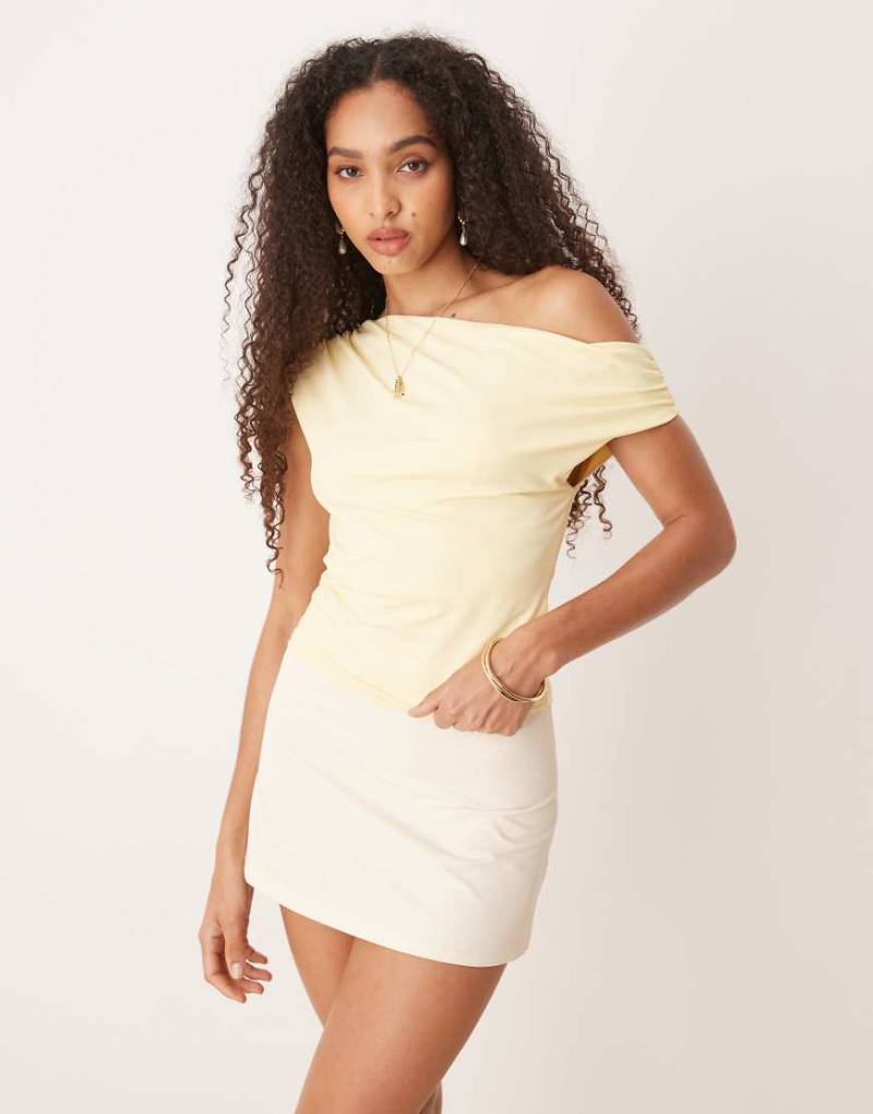 Gina Tricot - Gerafftes Oberteil aus anschmiegsamem Jersey in Buttergelb mit verdrehtem One-Shoulder-Träger von GINA TRICOT