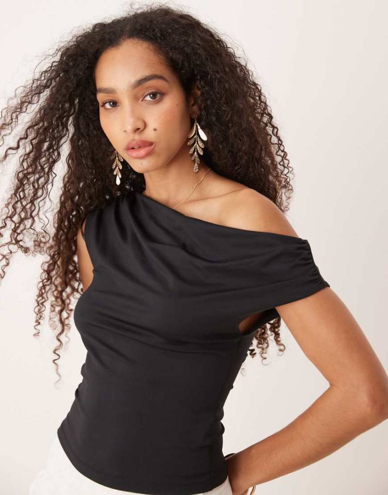 Gina Tricot - Gerafftes Oberteil aus anschmiegsamem Jersey in Schwarz mit verdrehtem Detail und One-Shoulder-Träger von GINA TRICOT