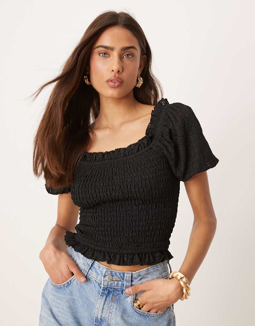 Gina Tricot - Gerafftes Top in Schwarz mit Puffärmeln und Rüschen Gina Tricot - Gerafftes Top in Schwarz mit Puffärmeln und Rüschen von GINA TRICOT