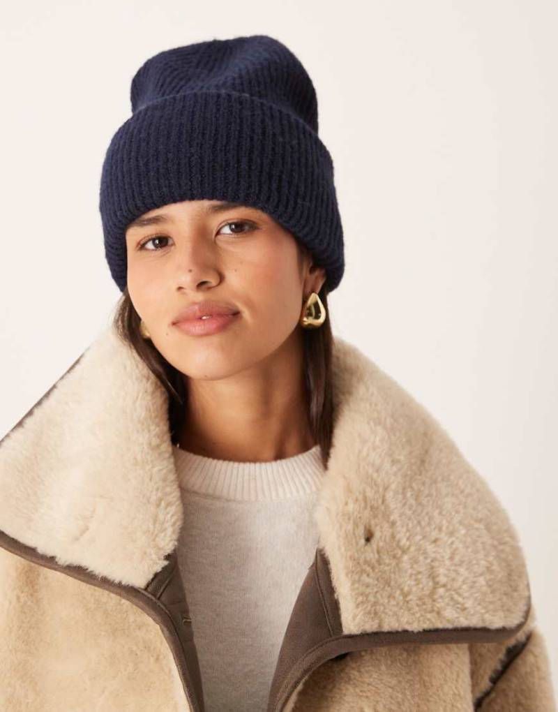 Gina Tricot - Gerippte Beaniemütze in Marineblau von GINA TRICOT