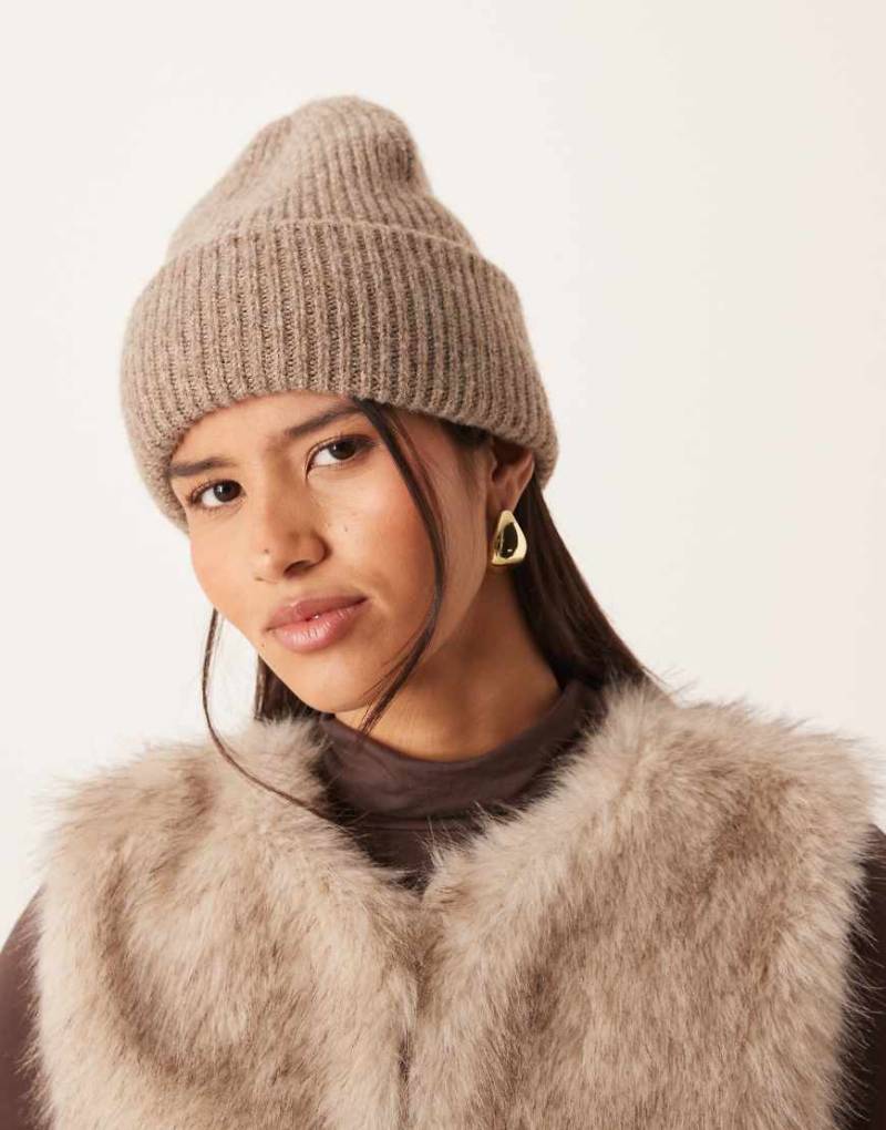 Gina Tricot - Gerippte Beaniemütze in meliertem Hellbraun-Brown von GINA TRICOT