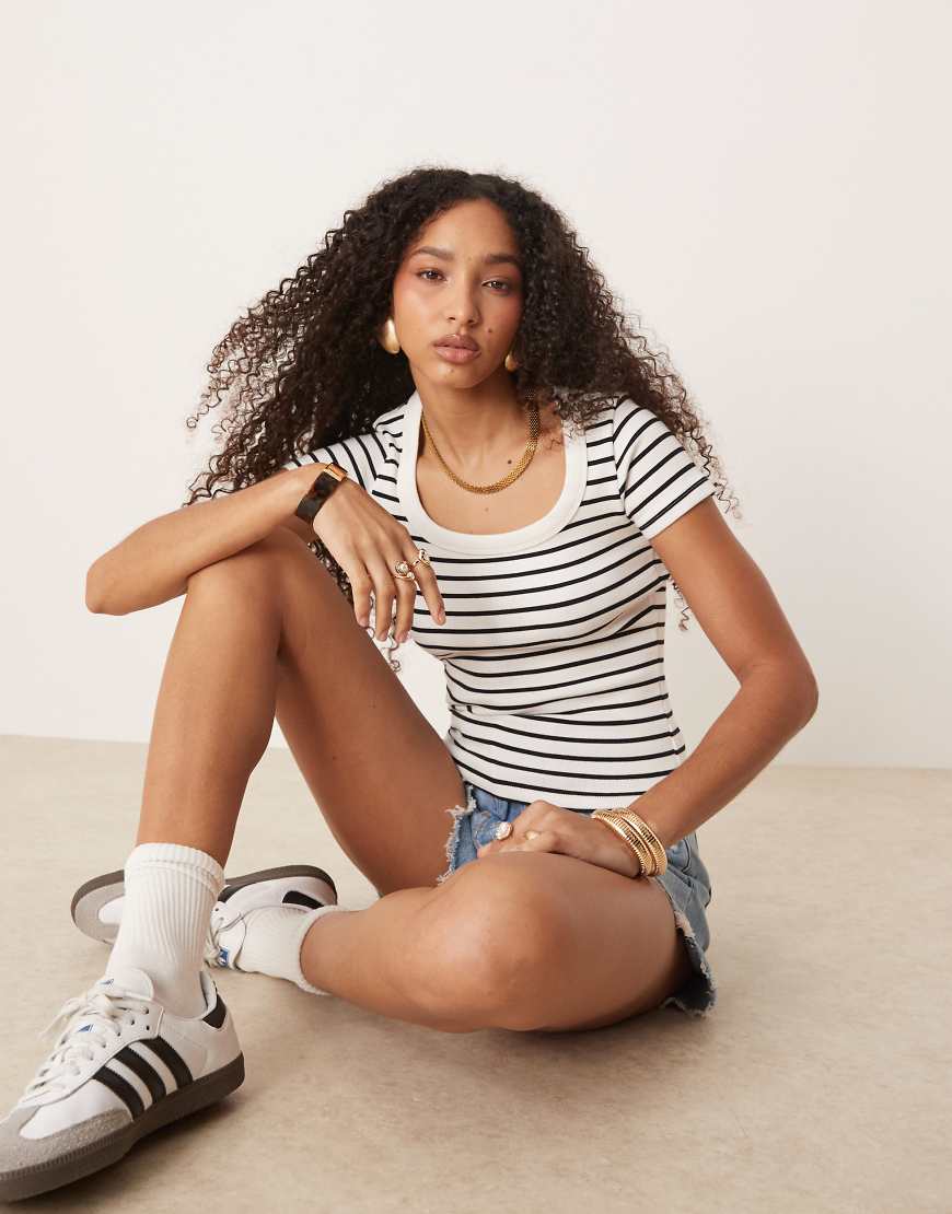Gina Tricot - Geripptes, kurzärmliges Slim-Fit-Oberteil in Schwarz und Weiß mit Streifen und U-Ausschnitt-Bunt von GINA TRICOT