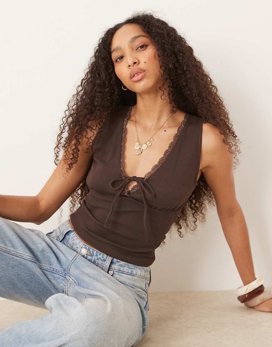 Gina Tricot - Geripptes Tanktop in Braun mit gebundener Vorderseite Gina Tricot - Geripptes Tanktop in Braun mit gebundener Vorderseite von GINA TRICOT