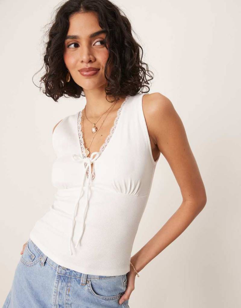 Gina Tricot - Geripptes Tanktop in Wollweiß mit gebundener Vorderseite Gina Tricot - Geripptes Tanktop in Wollweiß mit gebundener Vorderseite von GINA TRICOT
