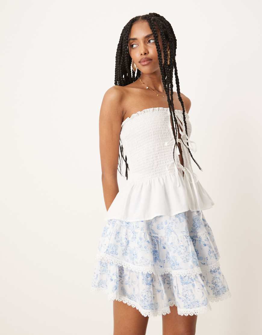 Gina Tricot - Boho-Minirock mit Rüschen in blauem Blumenmuster von GINA TRICOT