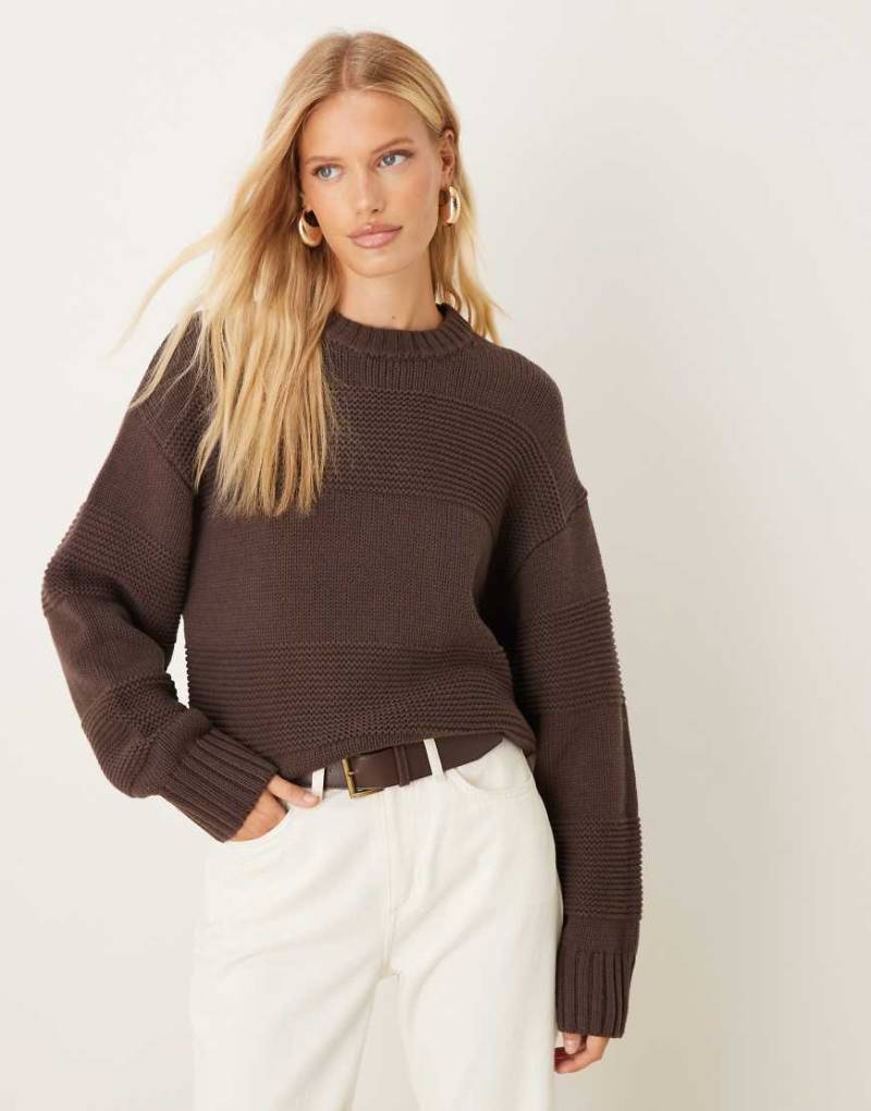 Gina Tricot - Grobstrickpullover in Braun mit Rundhalsausschnitt und strukturiertem Streifenmuster-Brown Gina Tricot - Grobstrickpullover in Braun mit Rundhalsausschnitt und strukturiertem Streifenmuster-Brown von GINA TRICOT
