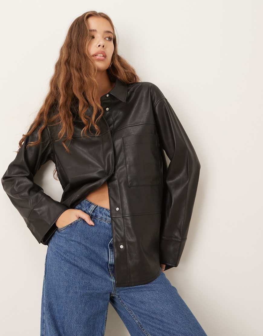 Gina Tricot - Hemdbluse aus Kunstleder in Schwarz mit lockerem Schnitt von GINA TRICOT