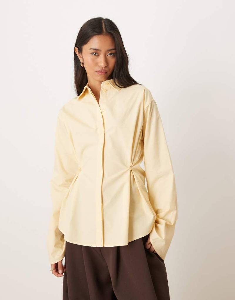 Gina Tricot - Hemdbluse aus reiner Baumwolle in Zitronengelb mit Taillenraffung von GINA TRICOT