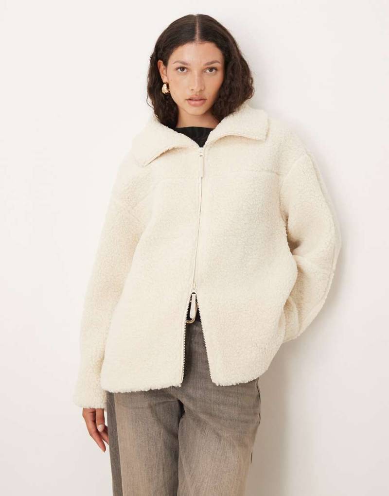 Gina Tricot - Hemdjacke aus Teddyfell in Cremeweiß mit Reißverschluss von GINA TRICOT