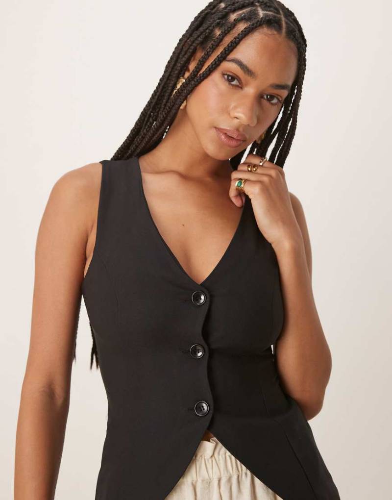 Gina Tricot - Hochgeschlossene Weste in Schwarz mit V-Ausschnitt Gina Tricot - Hochgeschlossene Weste in Schwarz mit V-Ausschnitt von GINA TRICOT