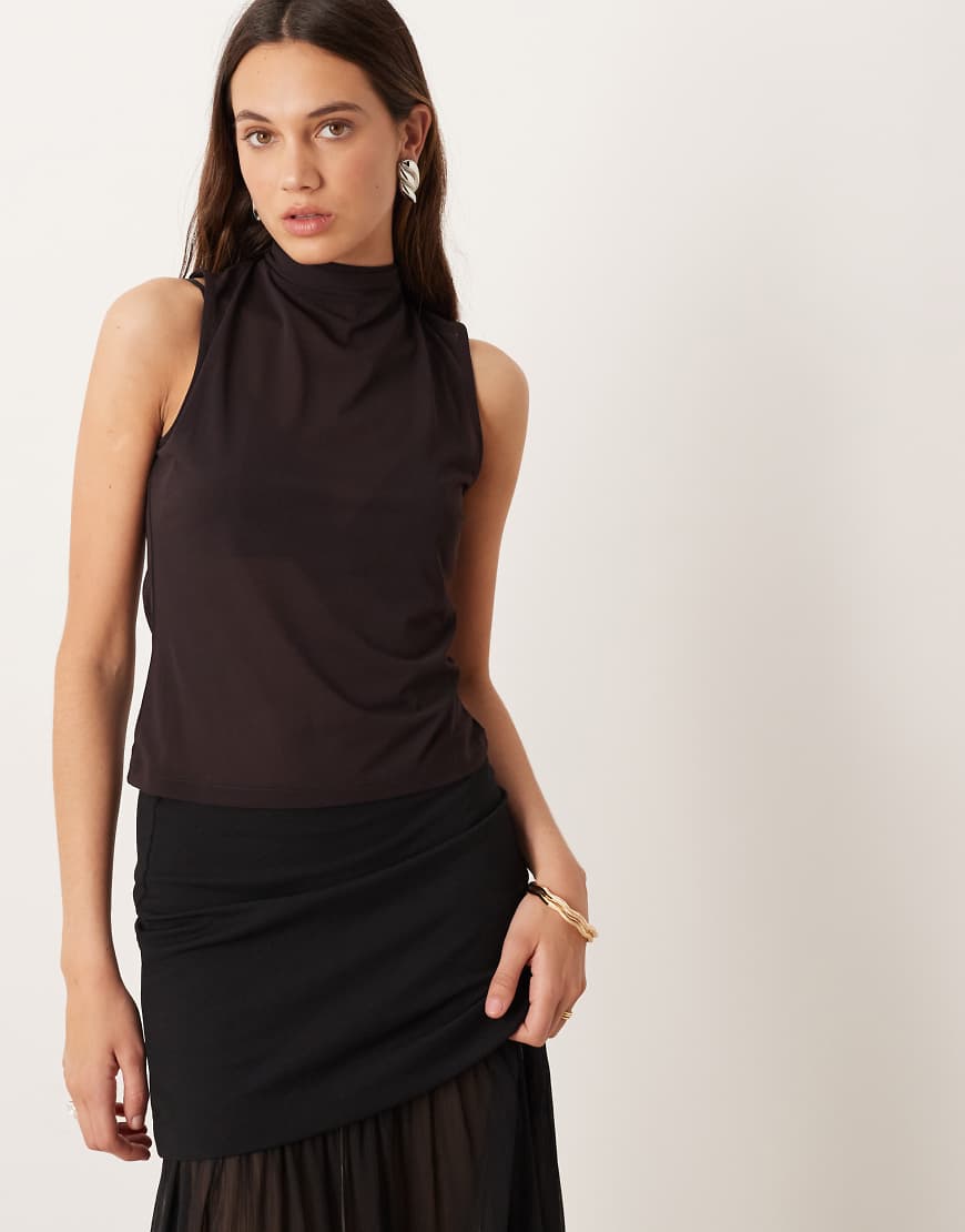 Gina Tricot - Hochgeschlossenes Oberteil in Braun mit Schal-Detail am Rücken-Brown von GINA TRICOT