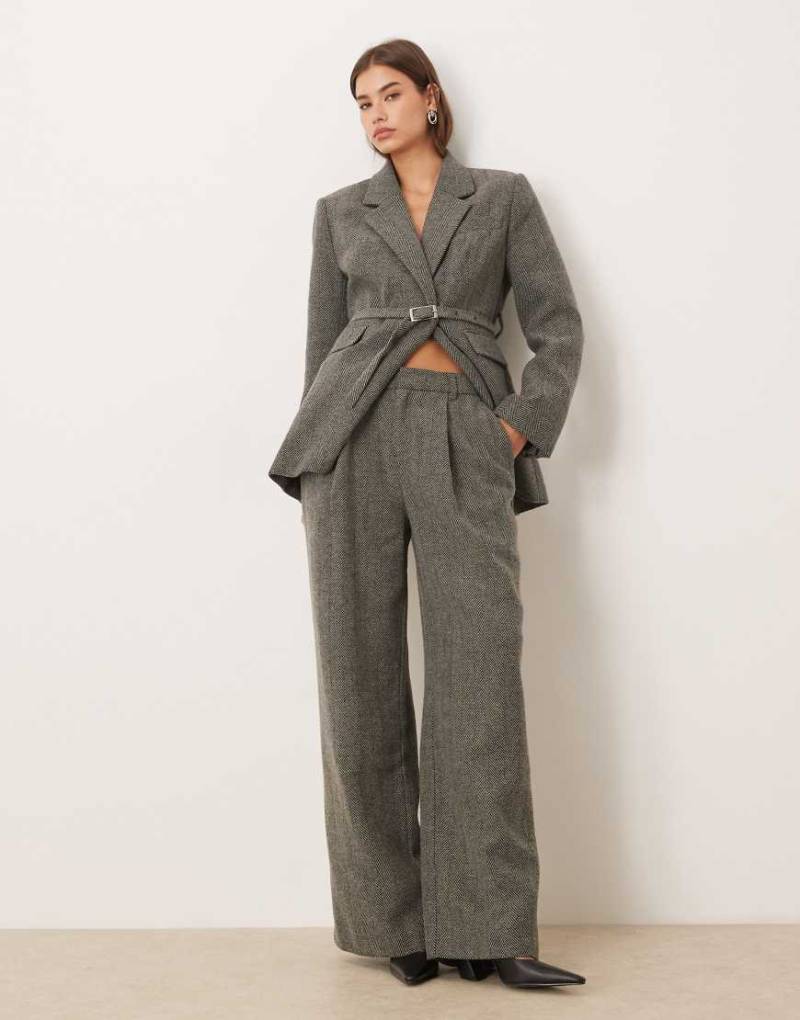 Gina Tricot - Hose in Grau mit mittelhohem Bund und Fischgrätmuster, Kombiteil Gina Tricot - Hose in Grau mit mittelhohem Bund und Fischgrätmuster, Kombiteil von GINA TRICOT