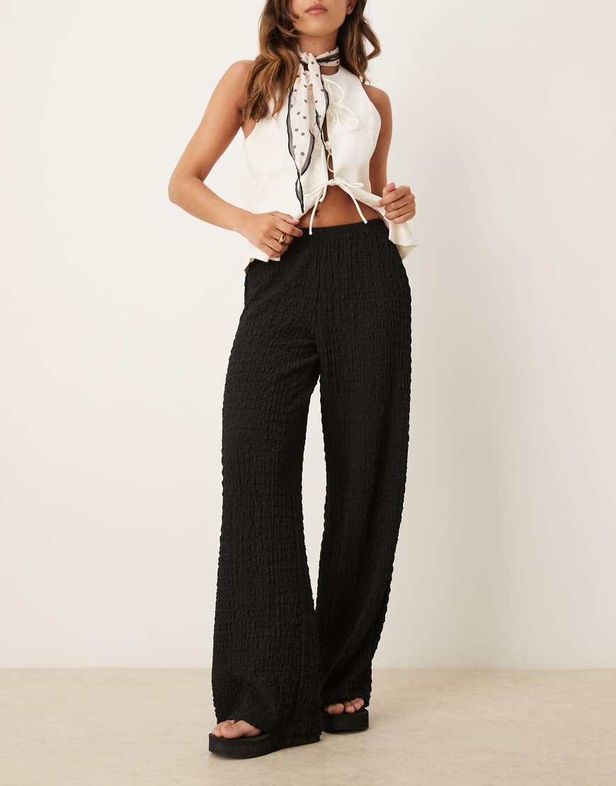 Gina Tricot - Gerade geschnittene Hose in Schwarz mit Knitterstruktur von GINA TRICOT