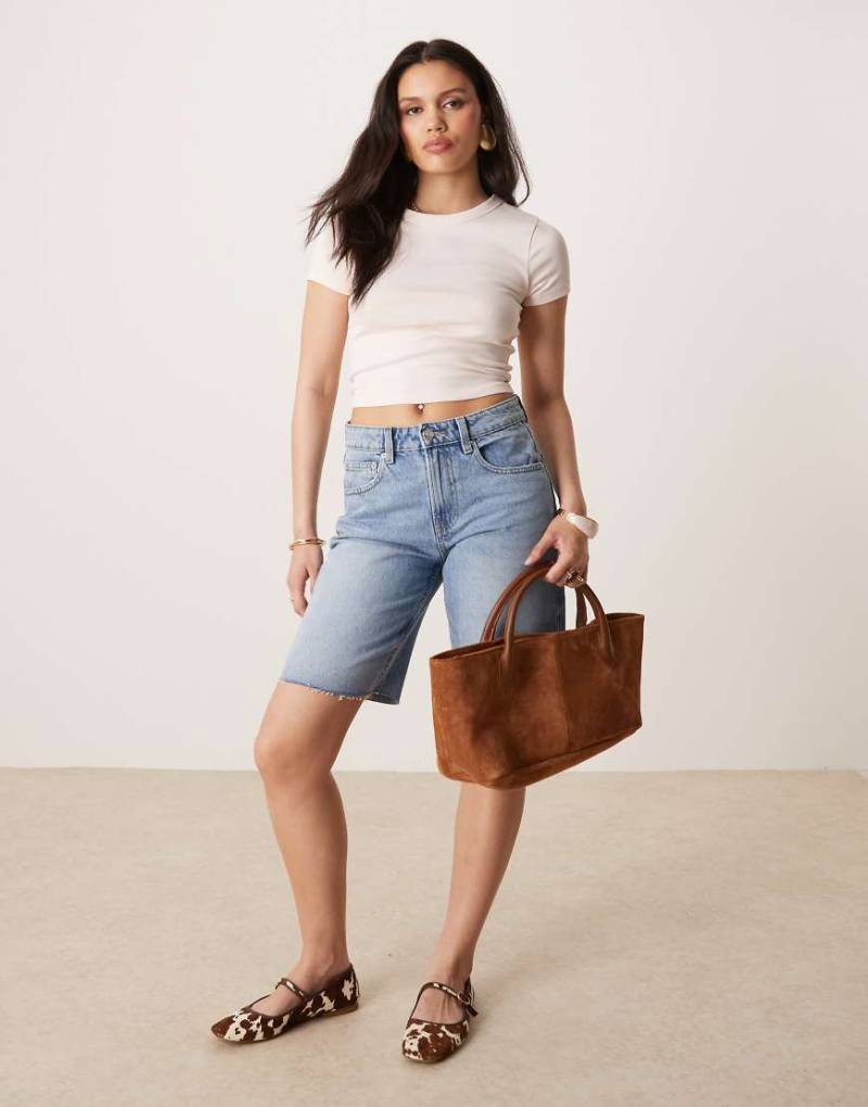 Gina Tricot - Jeans-Bermudashorts in verwaschenem Mittelblau von GINA TRICOT