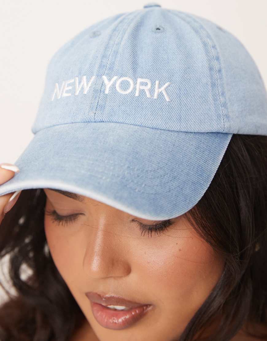 Gina Tricot - Jeans-Kappe in hellblauer Waschung mit „New York"-Aufschrift Gina Tricot - Jeans-Kappe in hellblauer Waschung mit „New York"-Aufschrift von GINA TRICOT