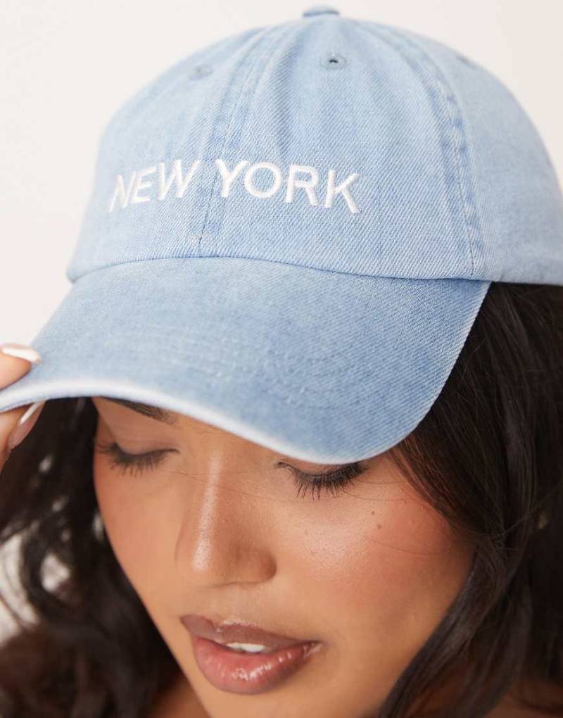 Gina Tricot - Jeans-Kappe in hellblauer Waschung mit „New York"-Aufschrift von GINA TRICOT