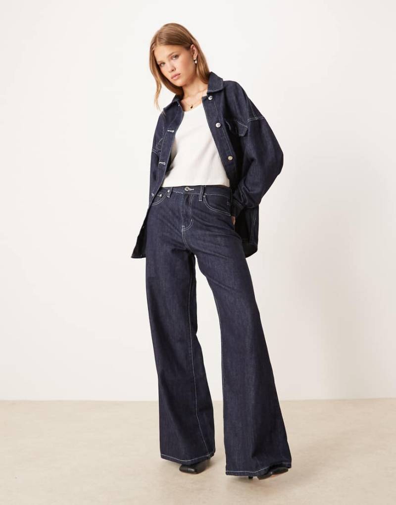 Gina Tricot - Jeans in dunklem Indigoblau mit hohem Bund und weitem Bein, Kombiteil Gina Tricot - Jeans in dunklem Indigoblau mit hohem Bund und weitem Bein, Kombiteil von GINA TRICOT