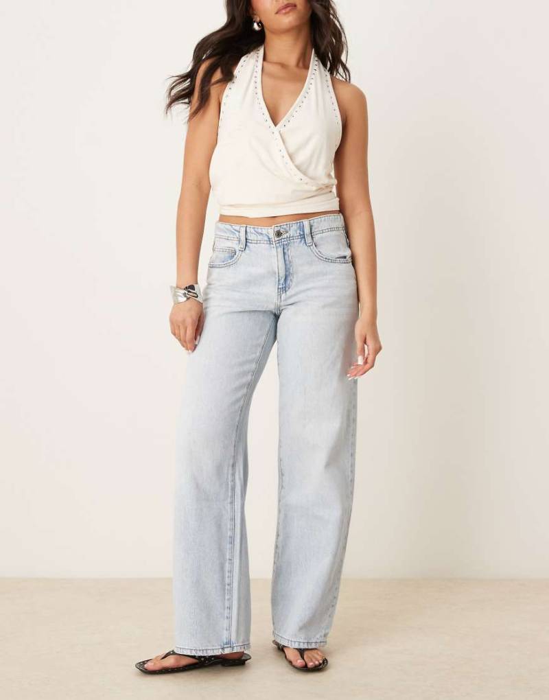 Gina Tricot - Jeans in hellblauer Waschung mit weitem Bein und niedrigem Bund von GINA TRICOT