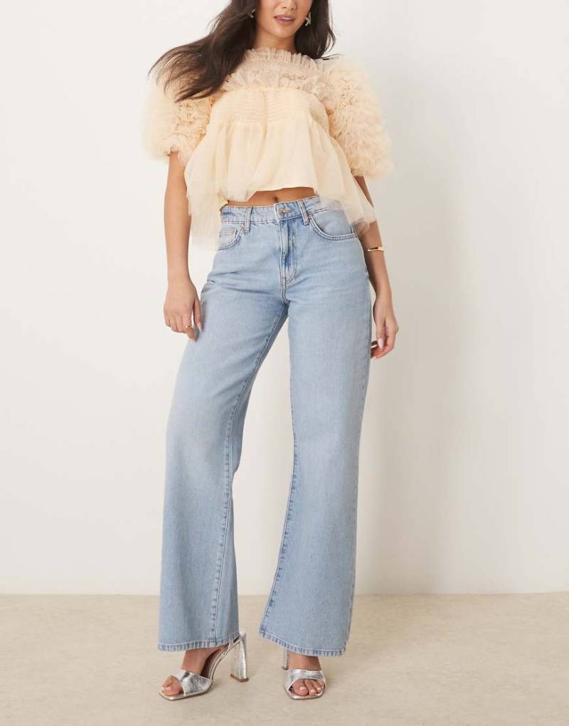 Gina Tricot - Jeans in hellblauer Waschung mit weitem Bein und niedrigem Bund von GINA TRICOT