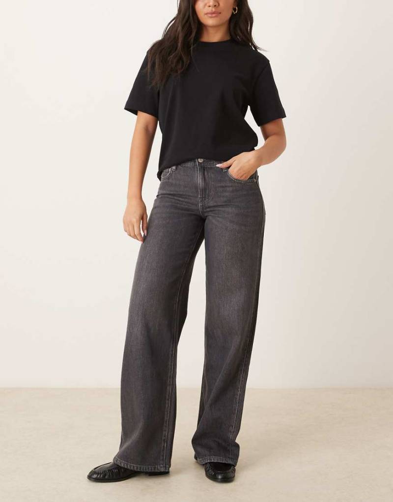 Gina Tricot - Jeans in verwaschenem Dunkelgrau mit weitem Bein und niedrigem Bund Gina Tricot - Jeans in verwaschenem Dunkelgrau mit weitem Bein und niedrigem Bund von GINA TRICOT
