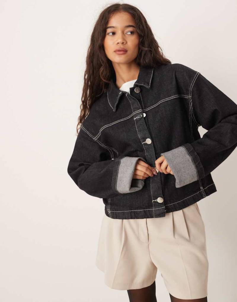 Gina Tricot - Jeansjacke in schwarzer Rinse-Waschung mit umgeschlagenen Ärmeln von GINA TRICOT