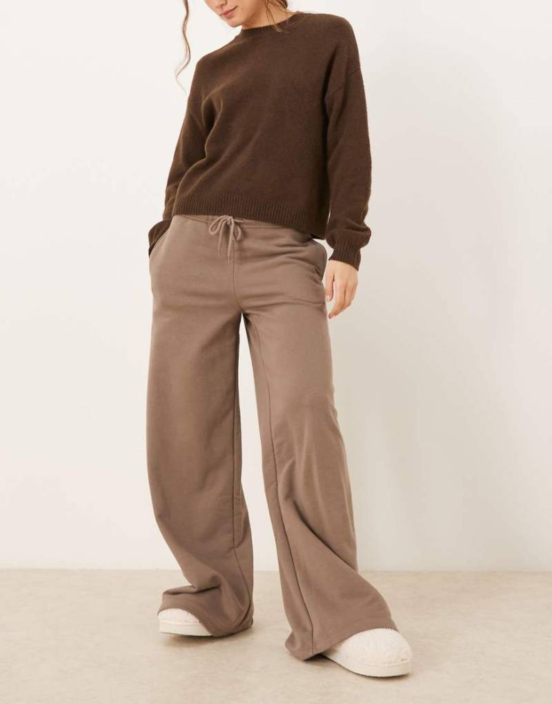 Gina Tricot - Jogginghose in Braun mit niedrigem Bund und Kordelzug-Brown von GINA TRICOT