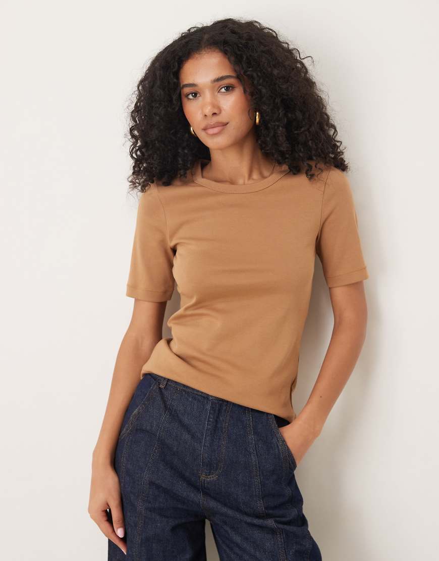 Gina Tricot - Klassisches, kurzärmliges T-Shirt in Hellbraun von GINA TRICOT