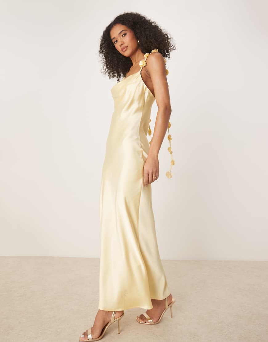 Gina Tricot - Kleid aus Satin in Zitronengelb mit 3D-Blumenapplikation und Wasserfallausschnitt Gina Tricot - Kleid aus Satin in Zitronengelb mit 3D-Blumenapplikation und Wasserfallausschnitt von GINA TRICOT