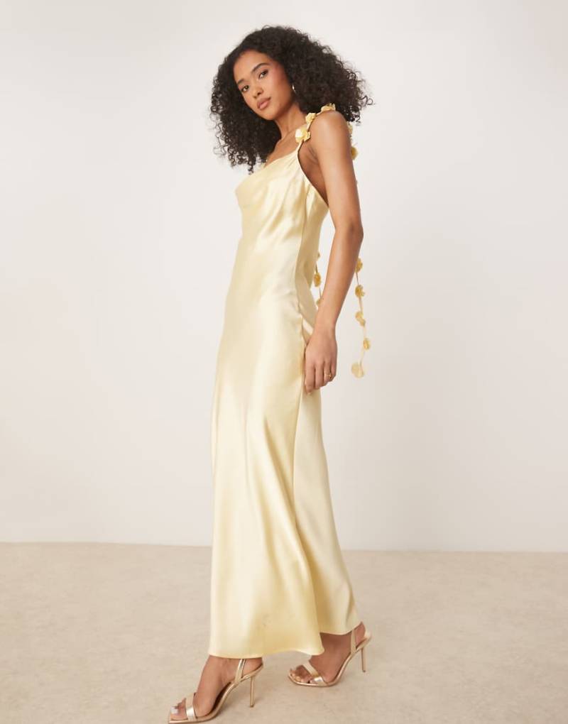 Gina Tricot - Kleid aus Satin in Zitronengelb mit 3D-Blumenapplikation und Wasserfallausschnitt von GINA TRICOT