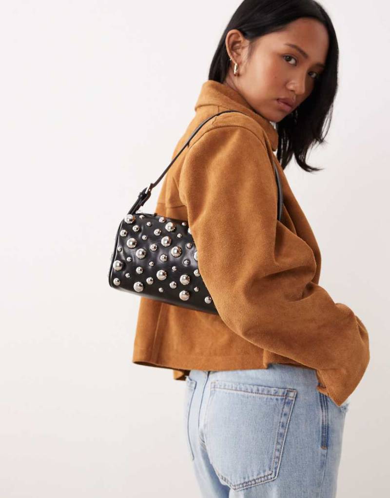 Gina Tricot - Kleine Schultertasche in Schwarz mit silberfarbenen Nieten von GINA TRICOT