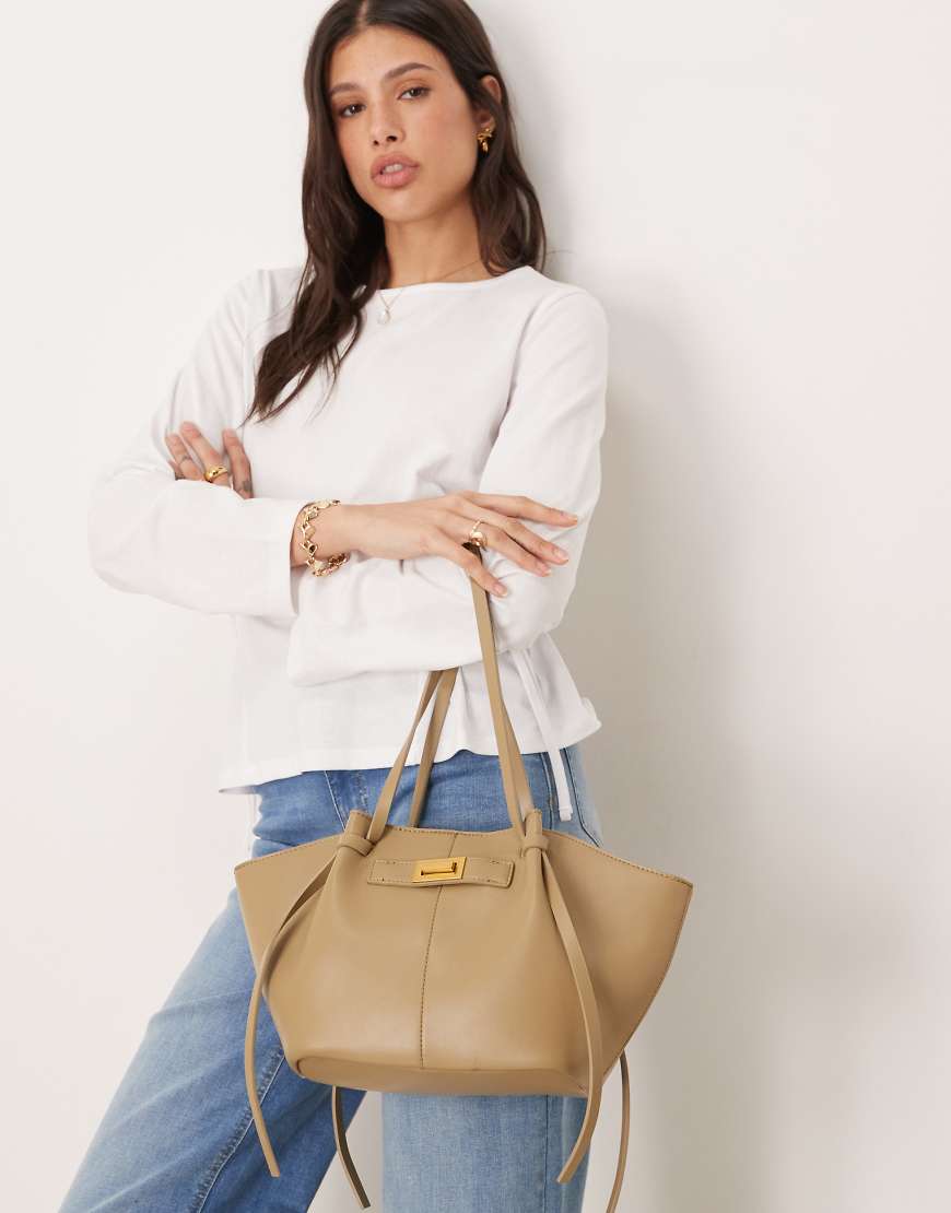 Gina Tricot - Kleine Tragetasche aus Kunstleder in dunklem Taupe-Khaki mit Trageriemen und Clutch-Detail-Grün Gina Tricot - Kleine Tragetasche aus Kunstleder in dunklem Taupe-Khaki mit Trageriemen und Clutch-Detail-Grün von GINA TRICOT