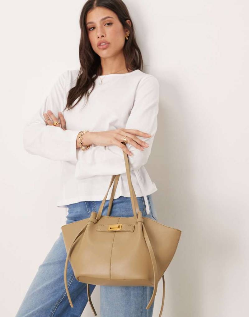 Gina Tricot - Kleine Tragetasche aus Kunstleder in dunklem Taupe-Khaki mit Trageriemen und Clutch-Detail-Grün Gina Tricot - Kleine Tragetasche aus Kunstleder in dunklem Taupe-Khaki mit Trageriemen und Clutch-Detail-Grün von GINA TRICOT