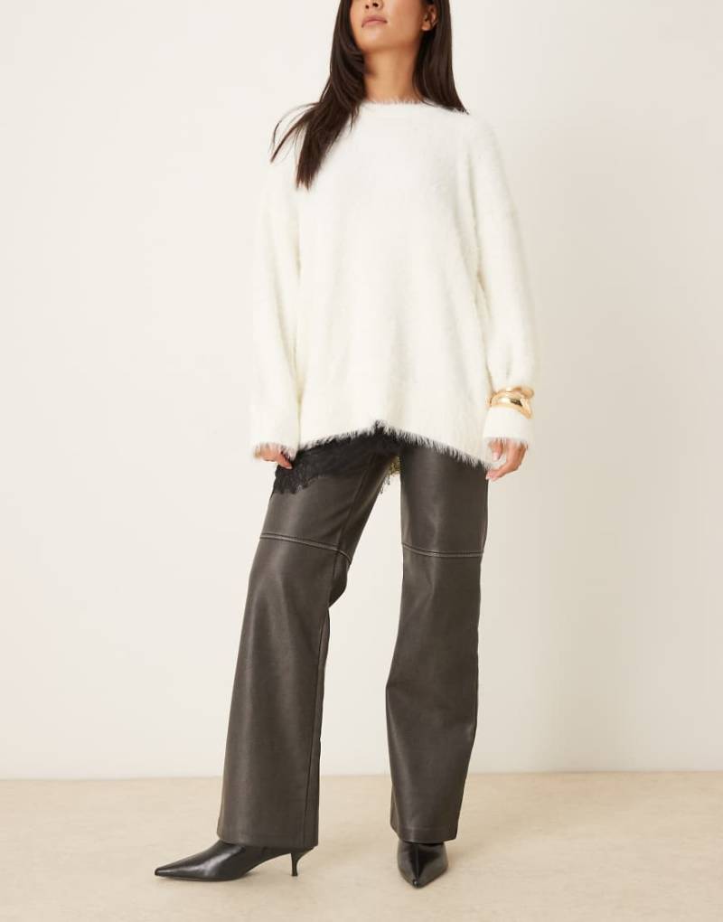 Gina Tricot - Kunstleder-Hose in verwaschenem Schwarz mit weitem Bein von GINA TRICOT