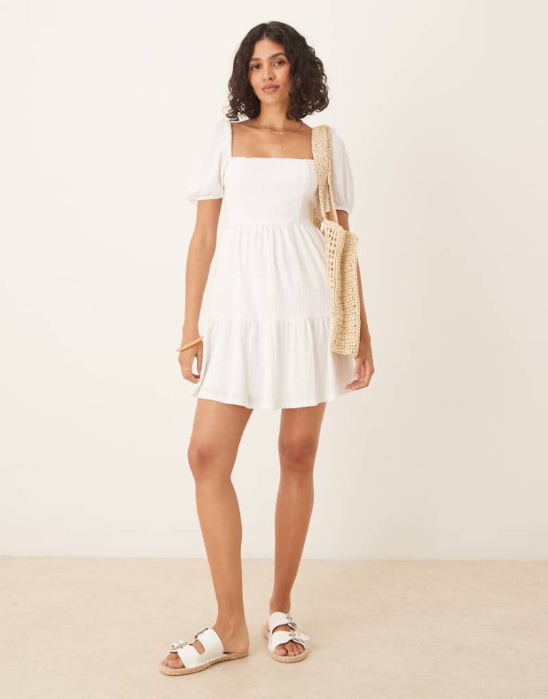 Gina Tricot - Kurzärmeliges Mini-Sommerkleid in Wollweiß mit Schnürung am Rücken von GINA TRICOT