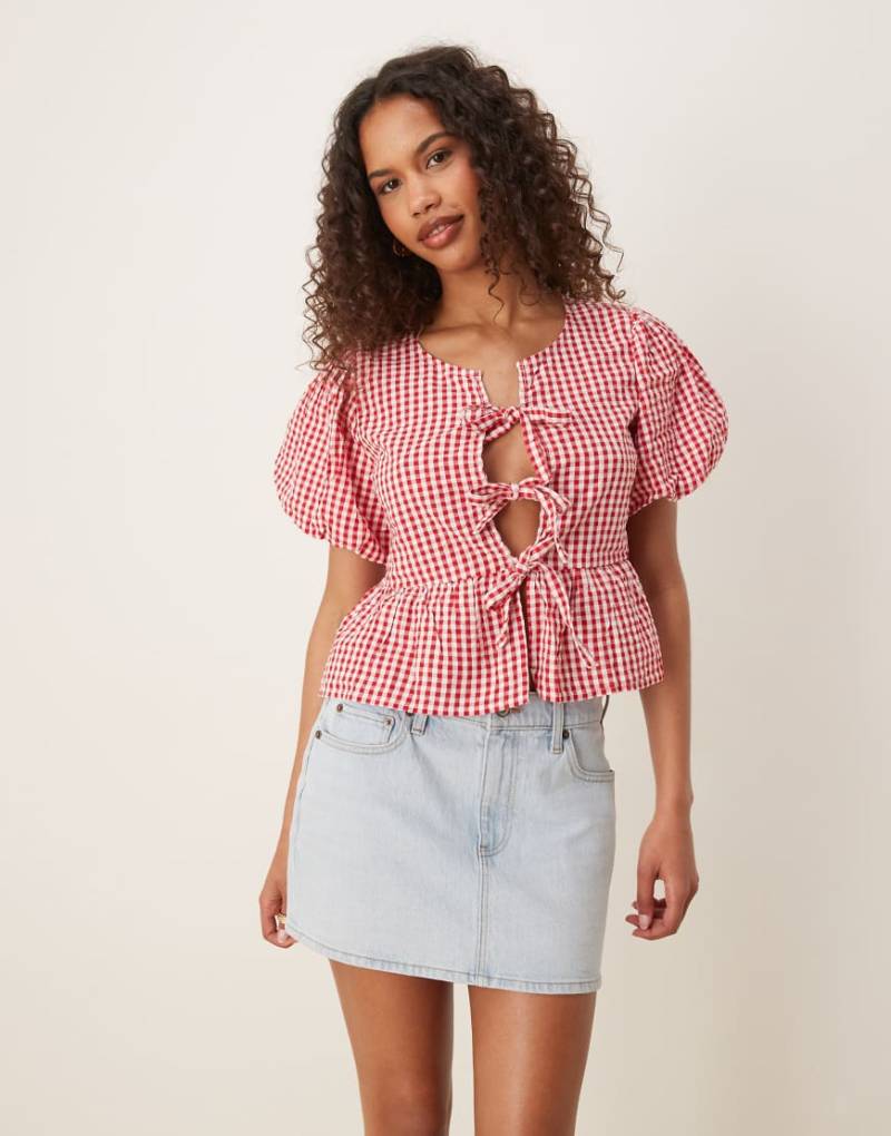 Gina Tricot - Kurzärmlige Bluse in rot kariert mit Schleifendetails und ausgestelltem Saum von GINA TRICOT