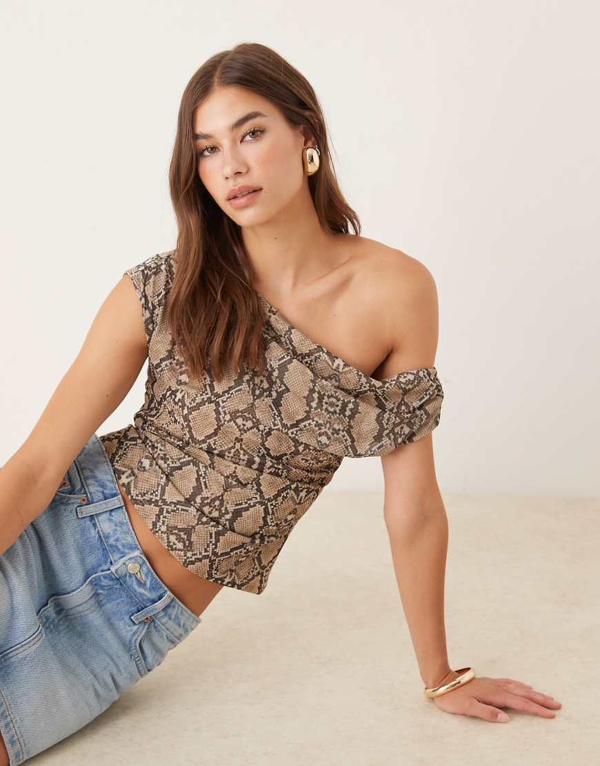 Gina Tricot - Kurzärmliges, asymmetrisches Oberteil in Braun mit Schlangenhautmuster und One-Shoulder-Design von GINA TRICOT