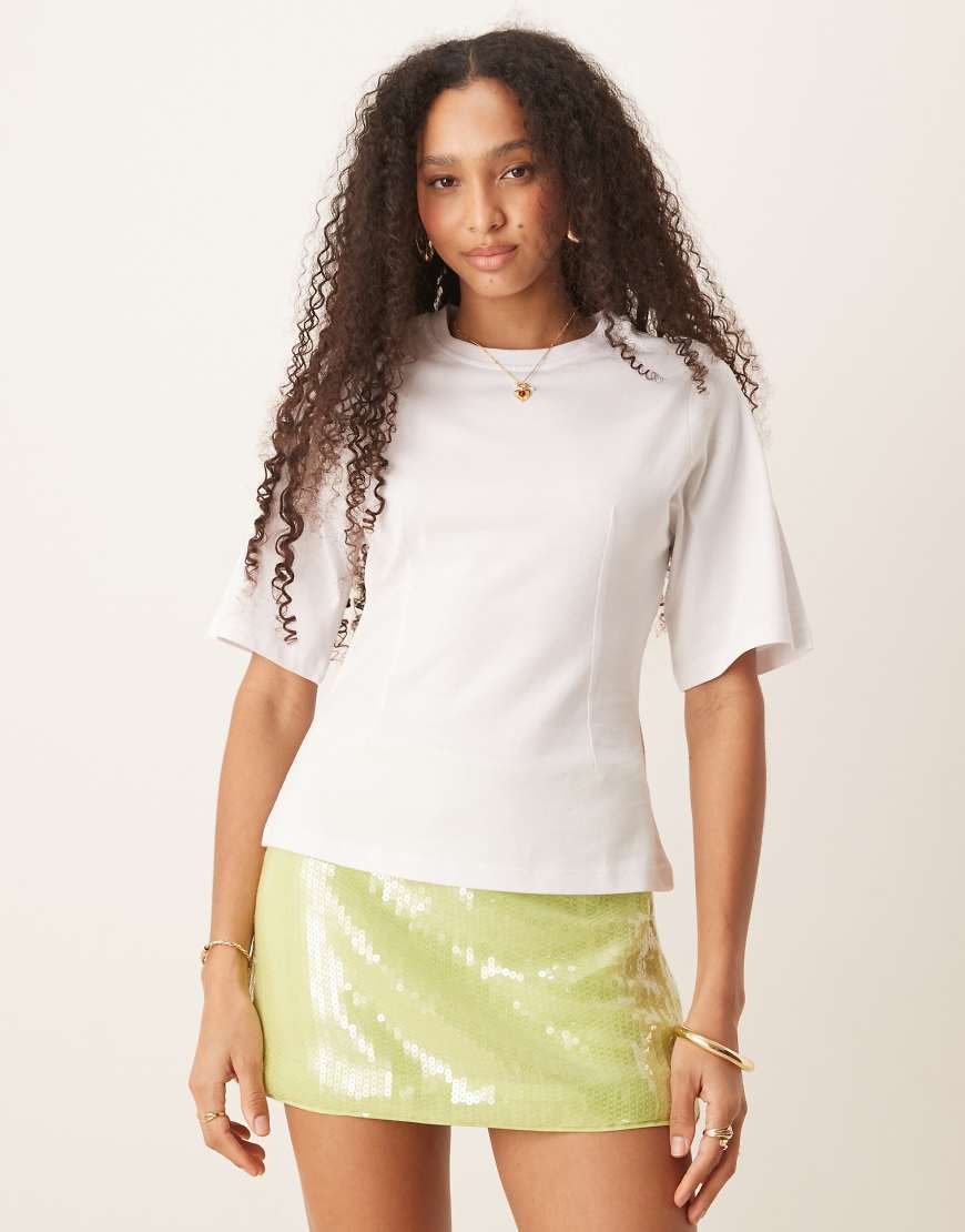 Gina Tricot - Kurzärmliges, formendes Oberteil in Weiß mit Taillierung und Rundhalsausschnitt von GINA TRICOT