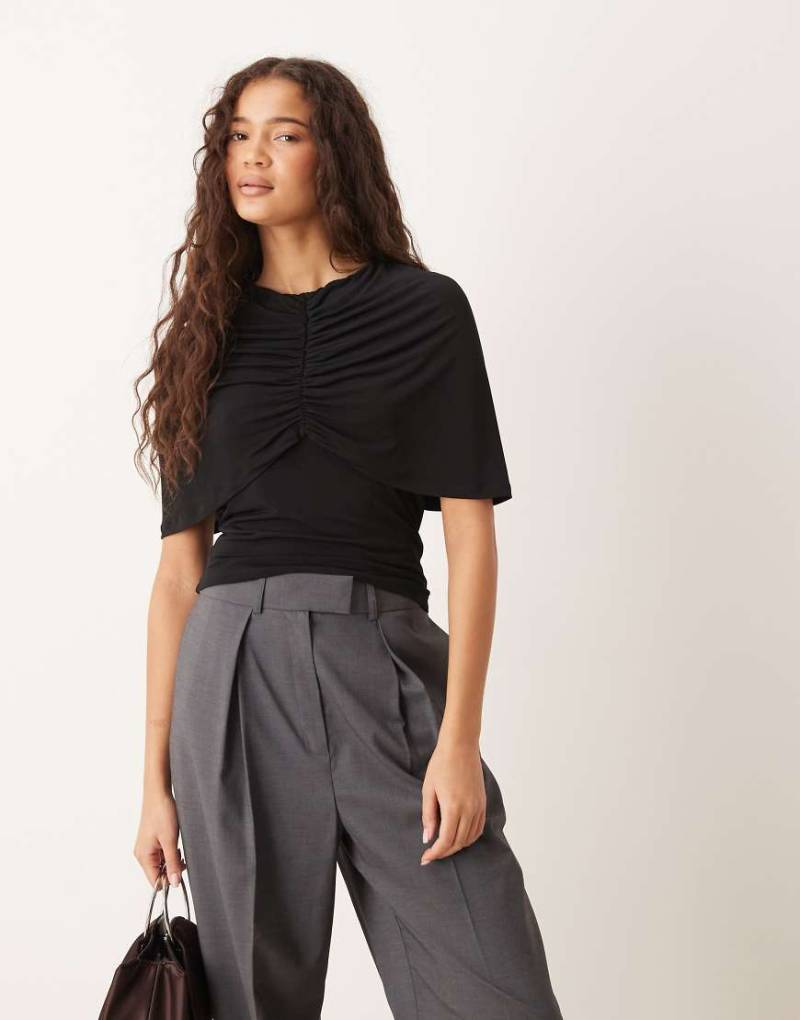 Gina Tricot - Kurzärmliges, gerafftes Cape-Oberteil in Schwarz von GINA TRICOT