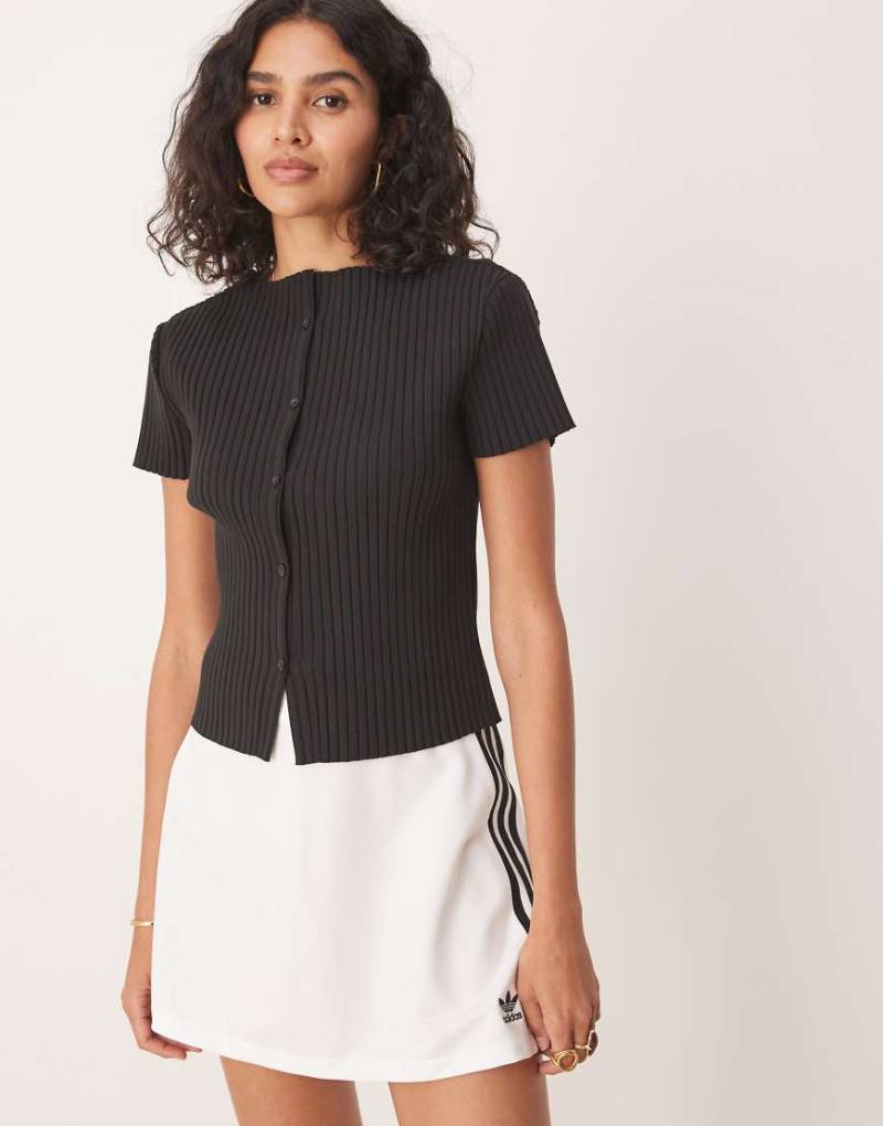 Gina Tricot - Kurzärmliges, geripptes Oberteil in Schwarz mit Knopfleiste vorne von GINA TRICOT
