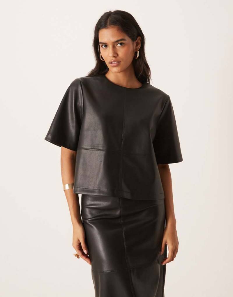 Gina Tricot - Kurzärmliges, kastiges Oberteil aus Kunstleder in Schwarz von GINA TRICOT