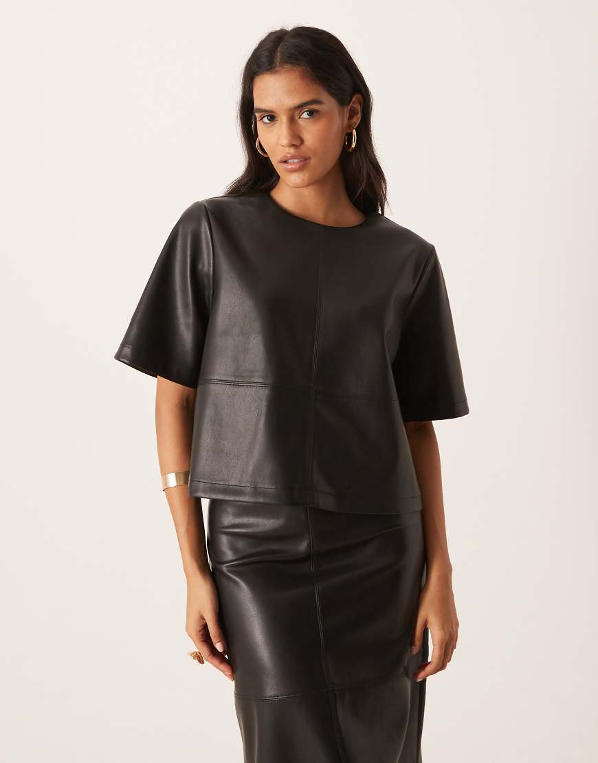 Gina Tricot - Kurzärmliges, kastiges Oberteil aus Kunstleder in Schwarz von GINA TRICOT